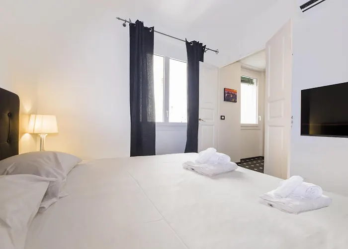 Aquarium 3' | 2br| A/c| Historic Building By Tilo Janov